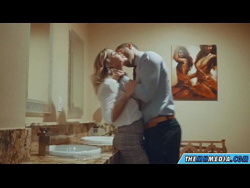 ❤️ Nigbati bilondi ti oyan ba tan ọ ni yara isinmi ti gbogbo eniyan ❌  ni onihoho% yo.hentaidude.ru%  ❌️❤